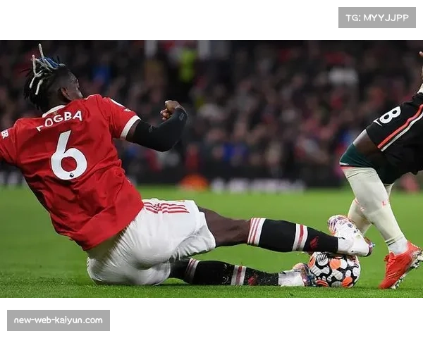 古德蒙松鲁莽铲球两黄变一红 利兹联中场自损战力陷被动